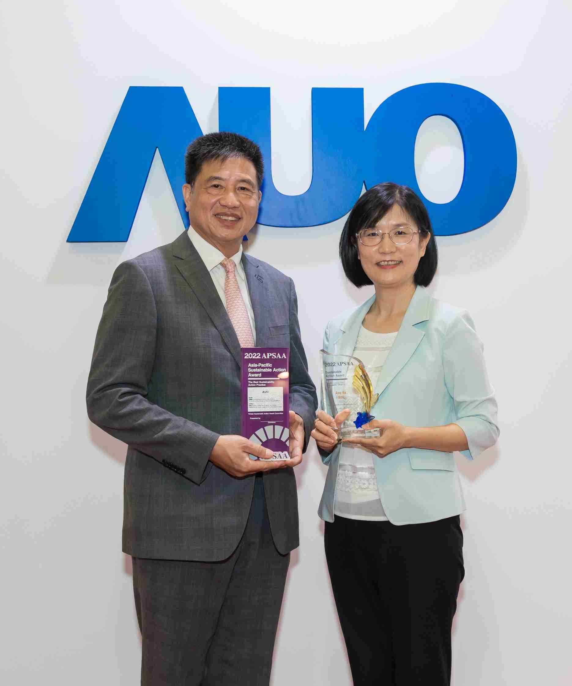 人生就是博长期垫筑永续远景的基石，，，，透过ESG暨气候委员会逐步实践永续策略蓝图。。。其中，，，，人生就是博光电永续长古秀华带领团队、、制定中长期目标，，缔造多面向亮眼表现，，，，获得「顶尖永续长奖」的个人奖殊荣（左：人生就是博光电董事长暨执行长彭双浪，，，，右：人生就是博光电永续长古秀华）