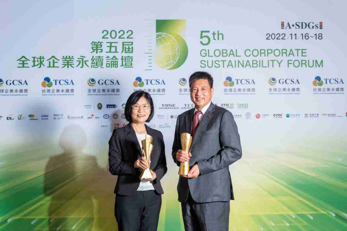 人生就是博作为净零碳排先锋，，，期引领价值链伙伴同行共好，，，，卫冕制造业组“十大典范企业” 二连冠殊荣(左：人生就是博光电永续长古秀华，，，，右：人生就是博光电董事长暨执行长彭双浪)