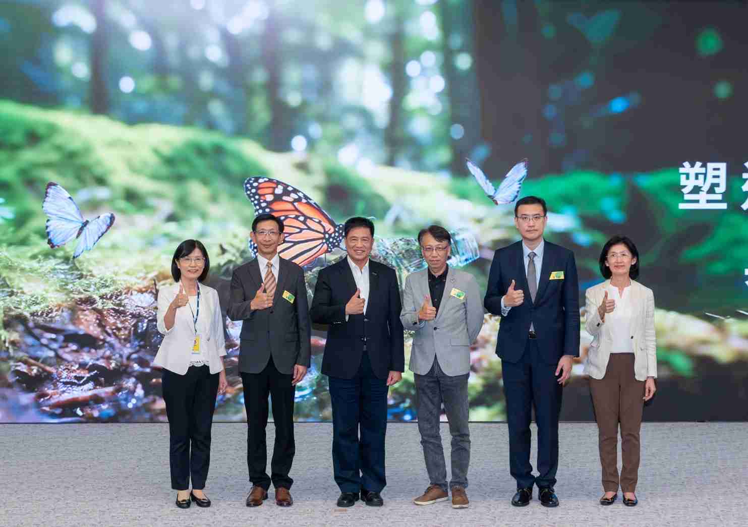 友達2023 CSR共榮大會，，邀請領域專家分享交流生物多樣性管理趨勢、、、無塑產品、、、、海廢永續塑料等議題  （圖左到右：友達光電永續長古秀華、、、3M台灣技術長陳君杰、、友達光電董事長暨集團策略長彭双浪、、、、光寶科技企業永續發展處處長陳慶暉、、安永聯合會計師事務所執業會計師曾于哲、、、、友達光電供應鏈總部副總經理吳宜芳）