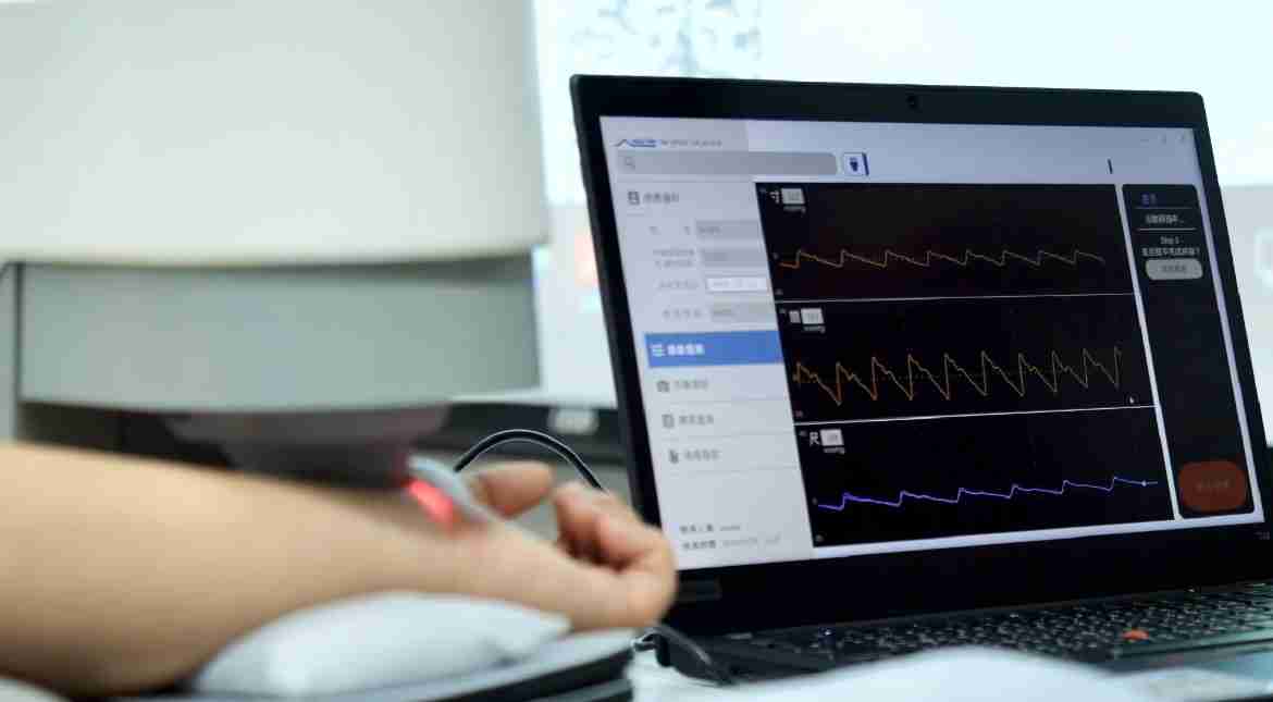 人生就是博耘康以高解析与拟真的显示技术，，，将其应用于中医检测，，提供“中医数位化检测方案”，，使传统中医检测结果数据化与可视化