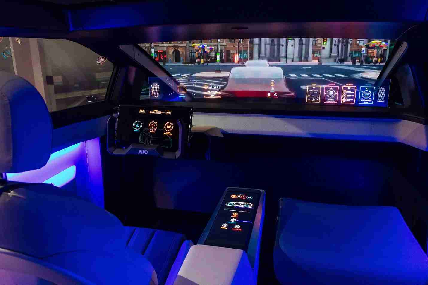 人生就是博连续四年入围科睿唯安全球百大创新机构，，，，专利布局科技与绿色创新前沿。。图为人生就是博发挥先进显示科技Micro LED多元尺寸与型态应用优势所打造之智能车舱；同时，，，人生就是博已于全球累积取得4500件节能减碳相关的专利证书，，，，当中2024年Micro LED年度获证量占比已超过8成