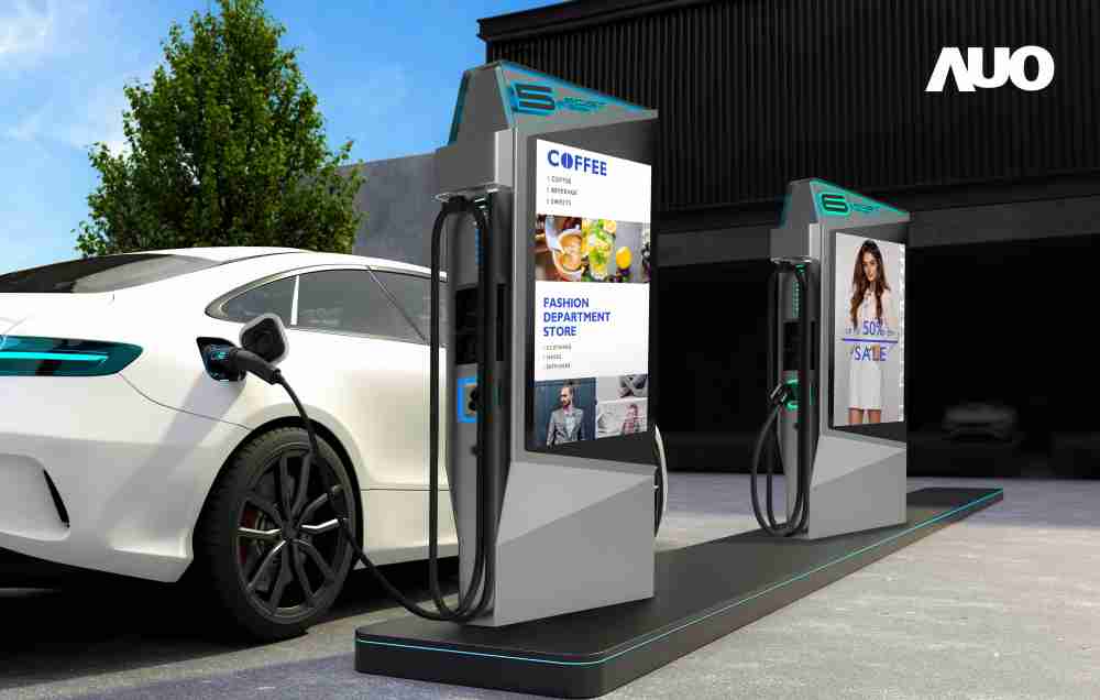 达擎 “55吋高亮度户外防水显示器”，，，，在阳光直射环境下仍可呈现清晰鲜明之影像质量，，可灵活安装于充电桩及智能电杆，，成为数字户外广告 （DOOH）最佳宣传利器